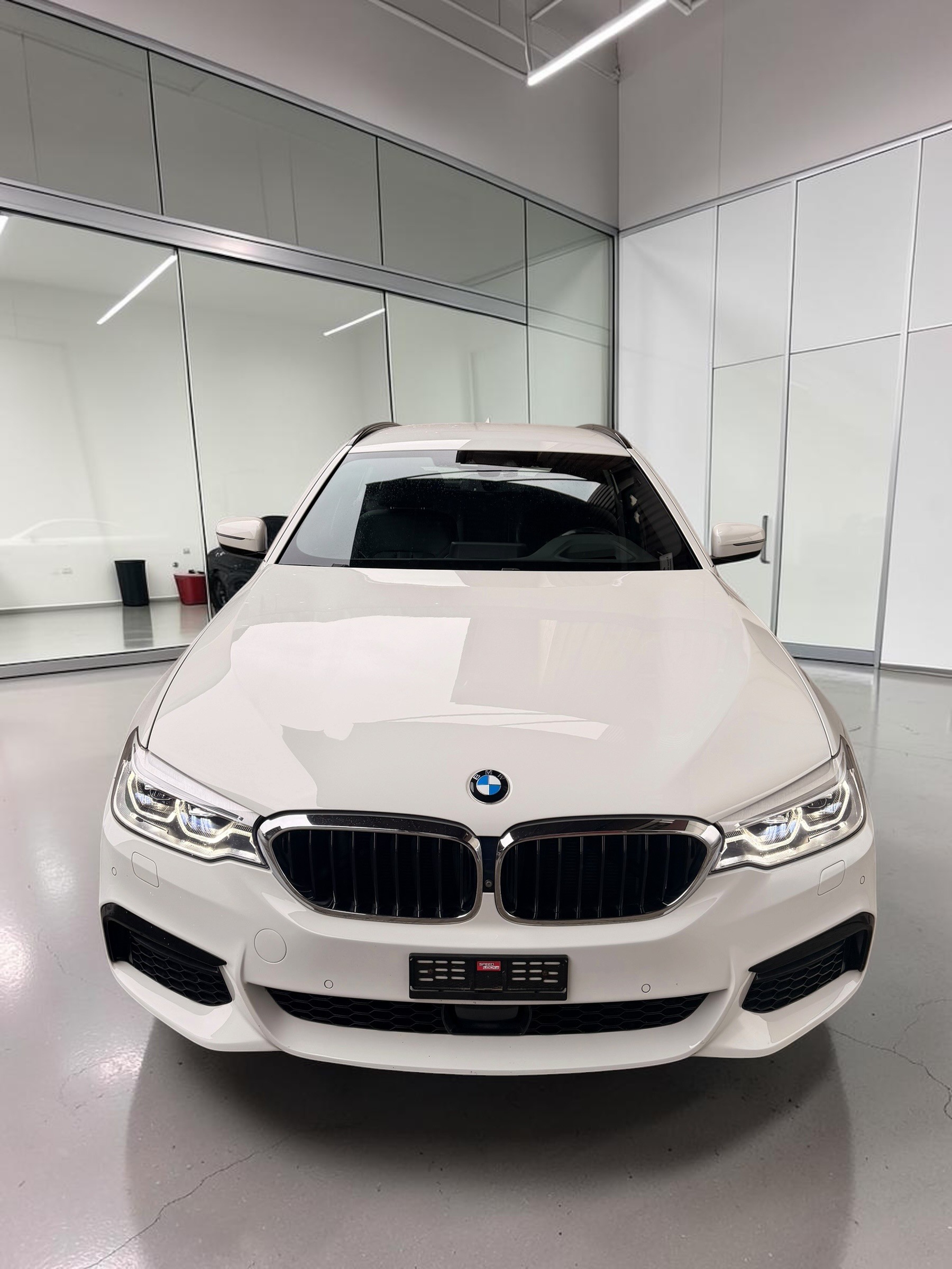 BMW 520d xDrive Touring M-Sport Steptronic-image-3