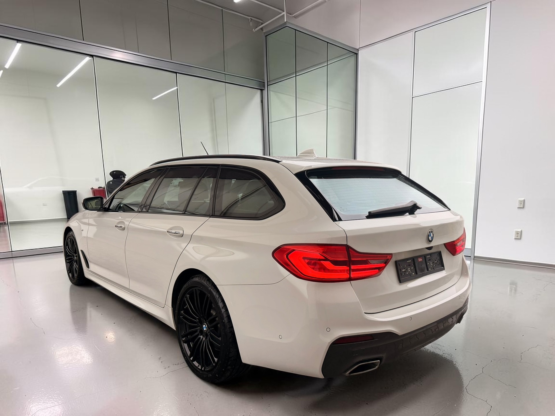 BMW 520d xDrive Touring M-Sport Steptronic-image-8