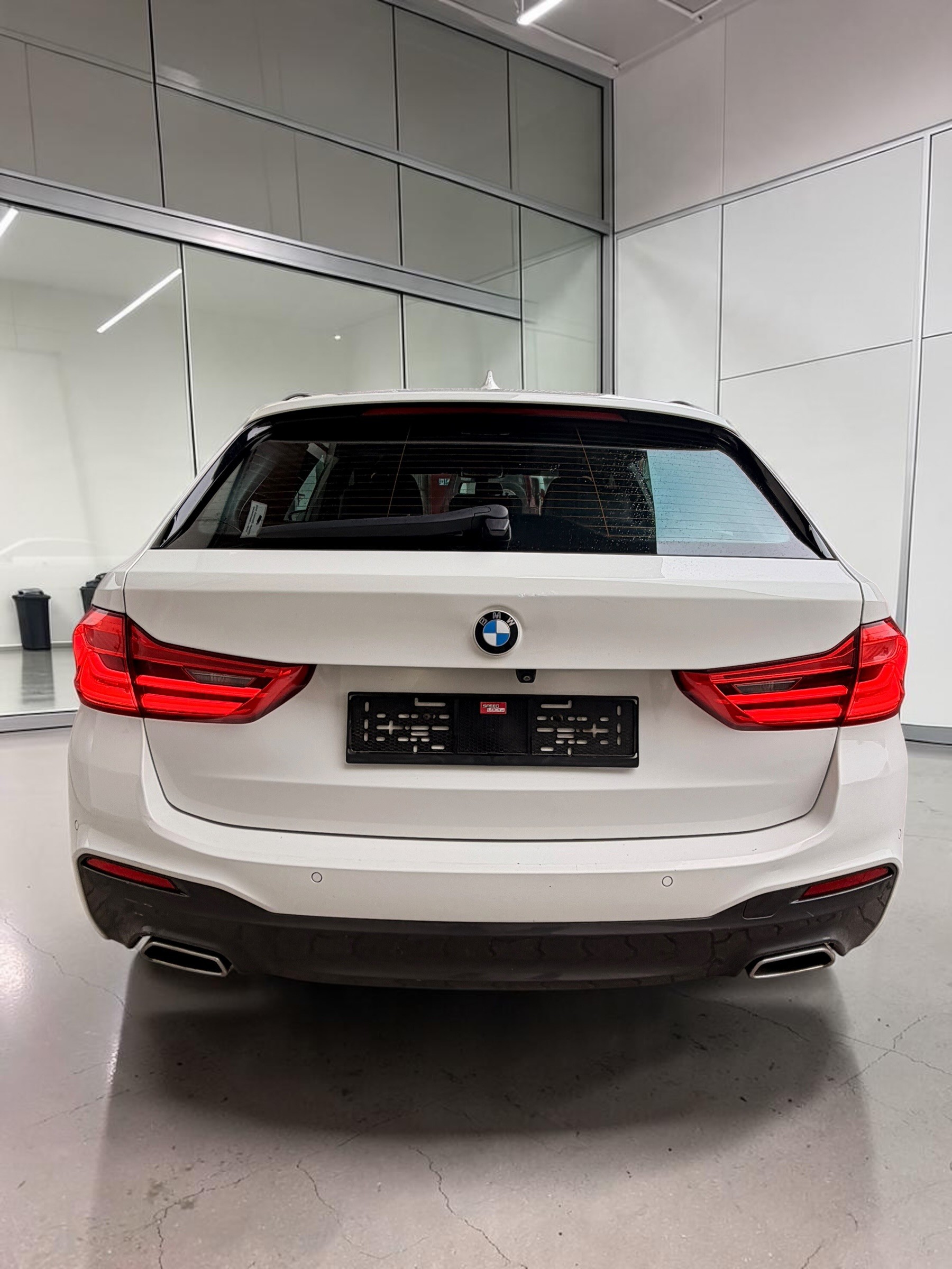 BMW 520d xDrive Touring M-Sport Steptronic-image-6