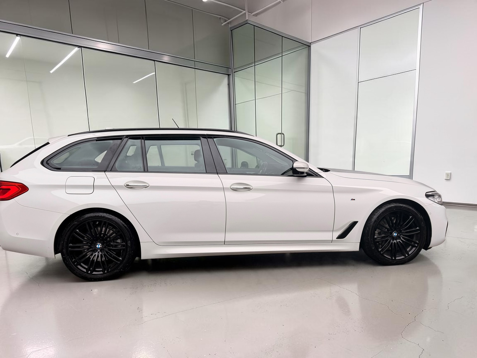 BMW 520d xDrive Touring M-Sport Steptronic-image-4