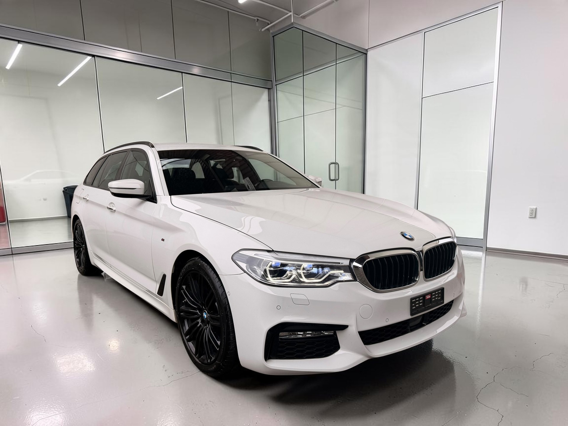 BMW 520d xDrive Touring M-Sport Steptronic-image-2