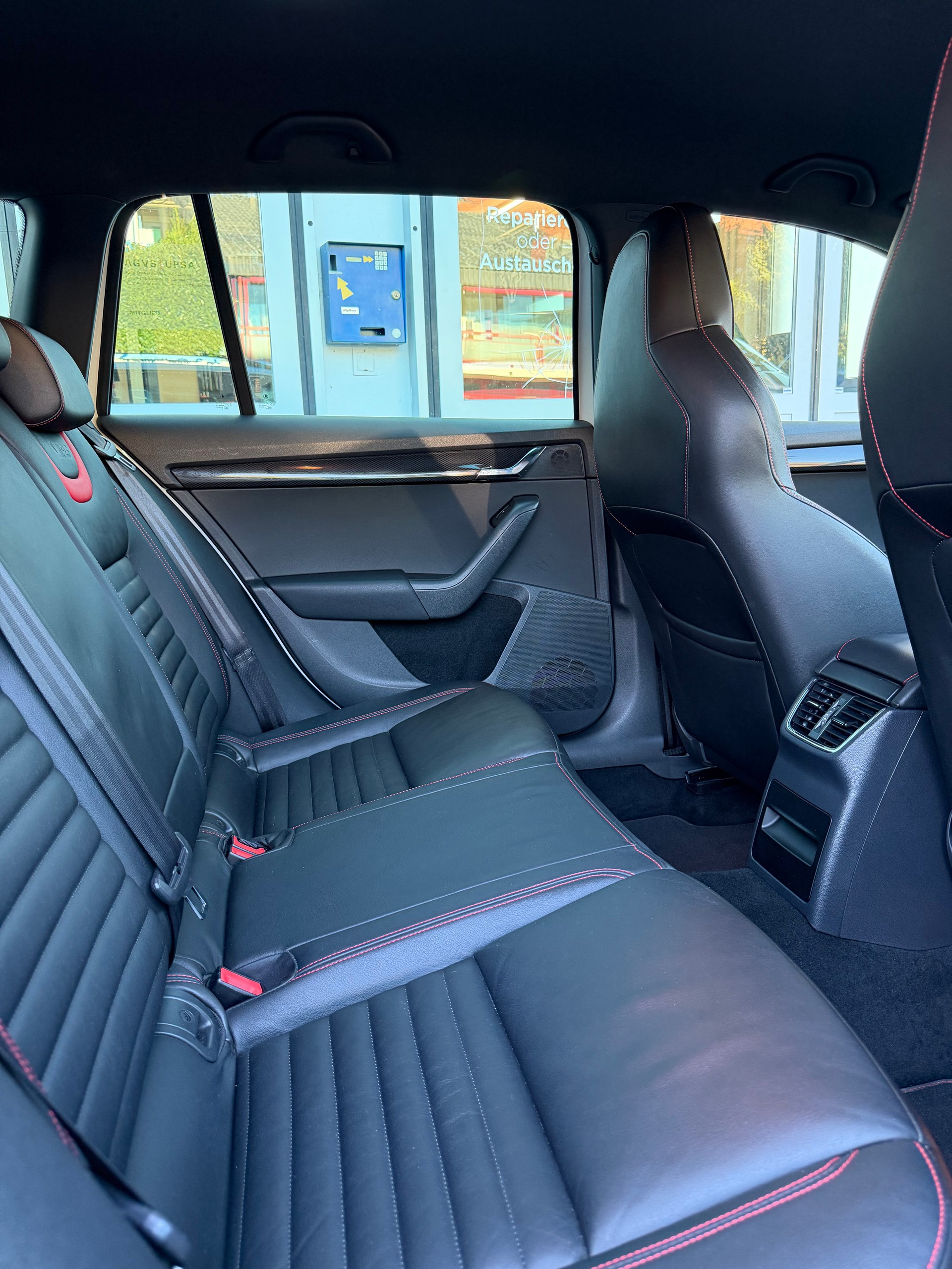 SKODA Octavia Combi 2.0 TSI RS DSG-image-12