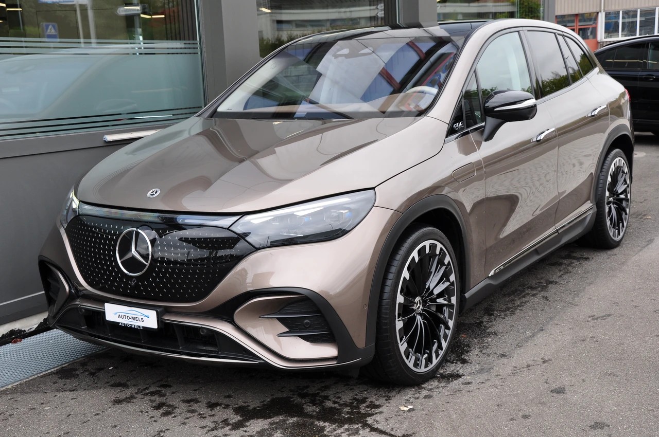 MERCEDES-BENZ EQE SUV 500 4 Matic Executive Edition AMG Line *VELVET BROWN MET.*-showroom-element-3