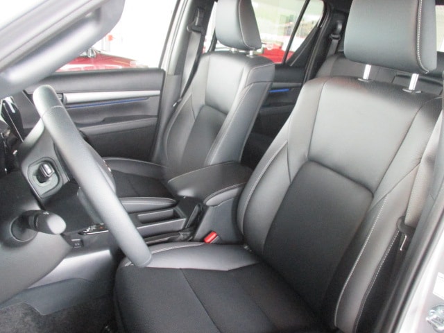 TOYOTA Hilux 2.8d MHEV Invincible Double Cab 4x4-image-3