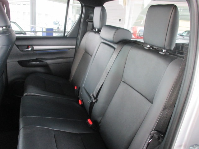 TOYOTA Hilux 2.8d MHEV Invincible Double Cab 4x4-image-7