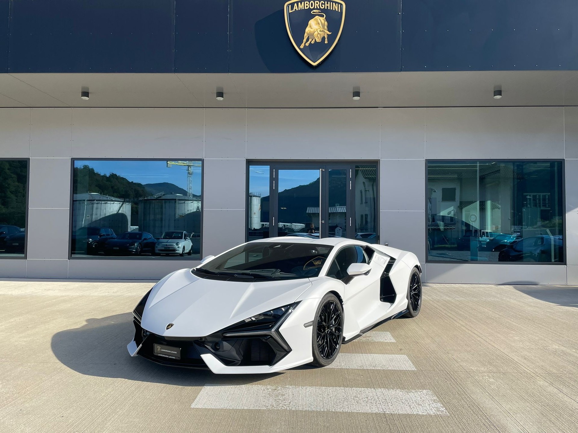 LAMBORGHINI Revuelto - Auto CH - Bianco Phanes Matt - Lamborghini Lugano-showroom-element-1