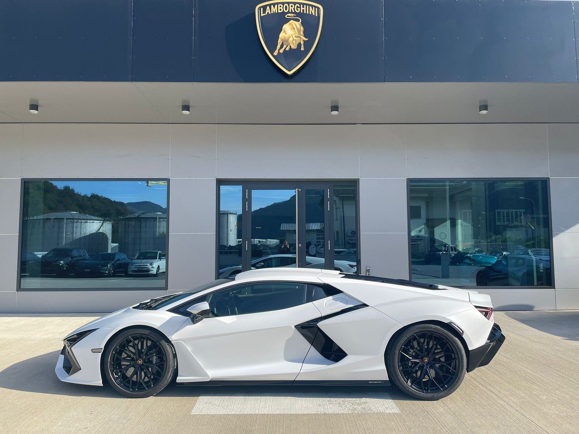 LAMBORGHINI Revuelto - Auto CH - Bianco Phanes Matt - Lamborghini Lugano-showroom-element-2