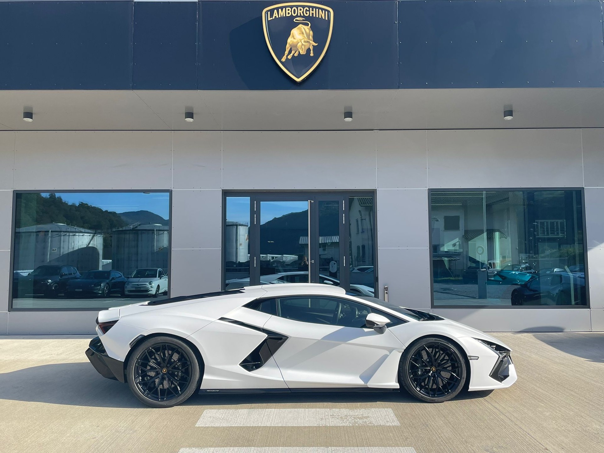 LAMBORGHINI Revuelto - Auto CH - Bianco Phanes Matt - Lamborghini Lugano-image-7