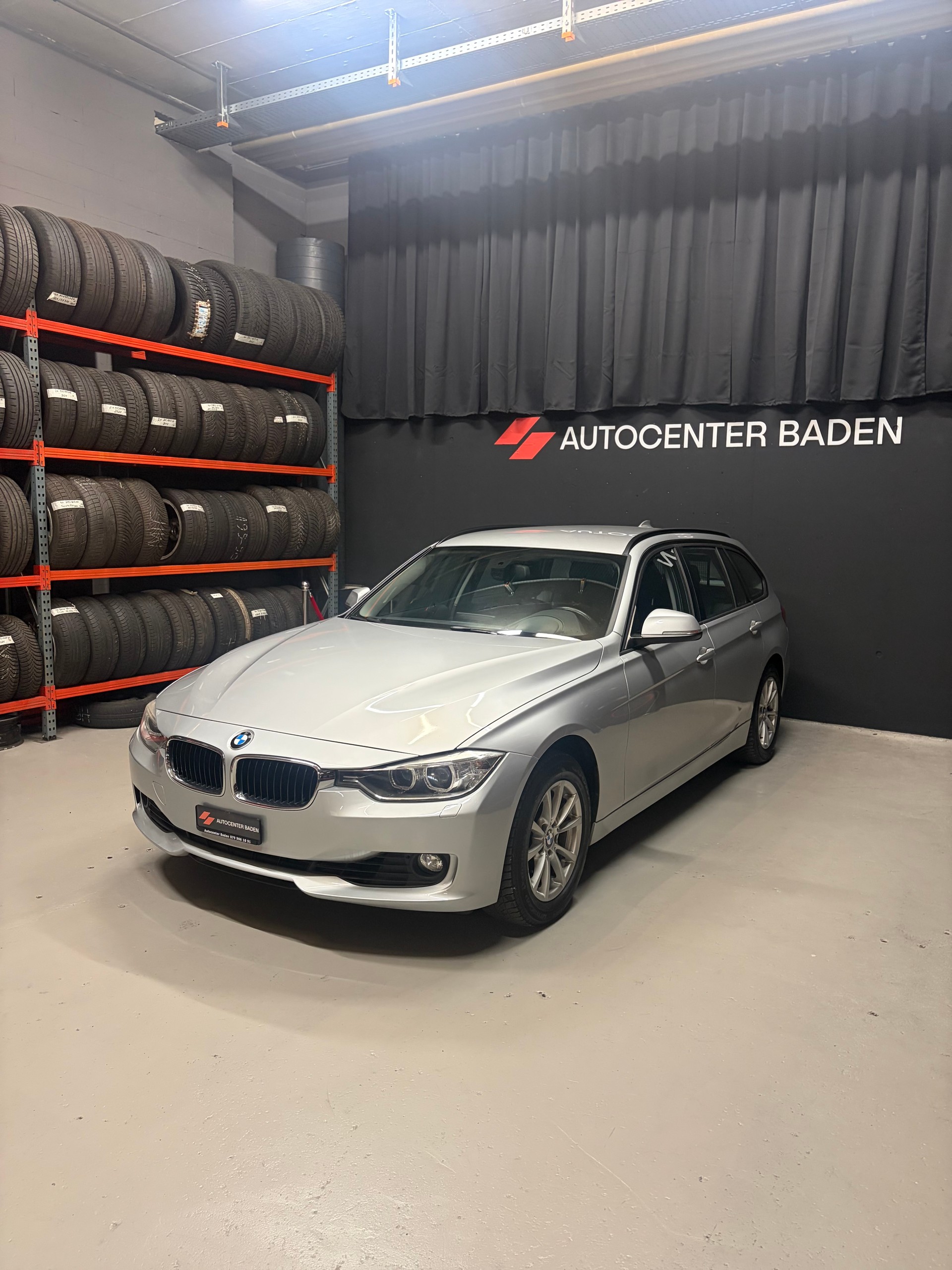 BMW 320i Touring Steptronic-showroom-element-1