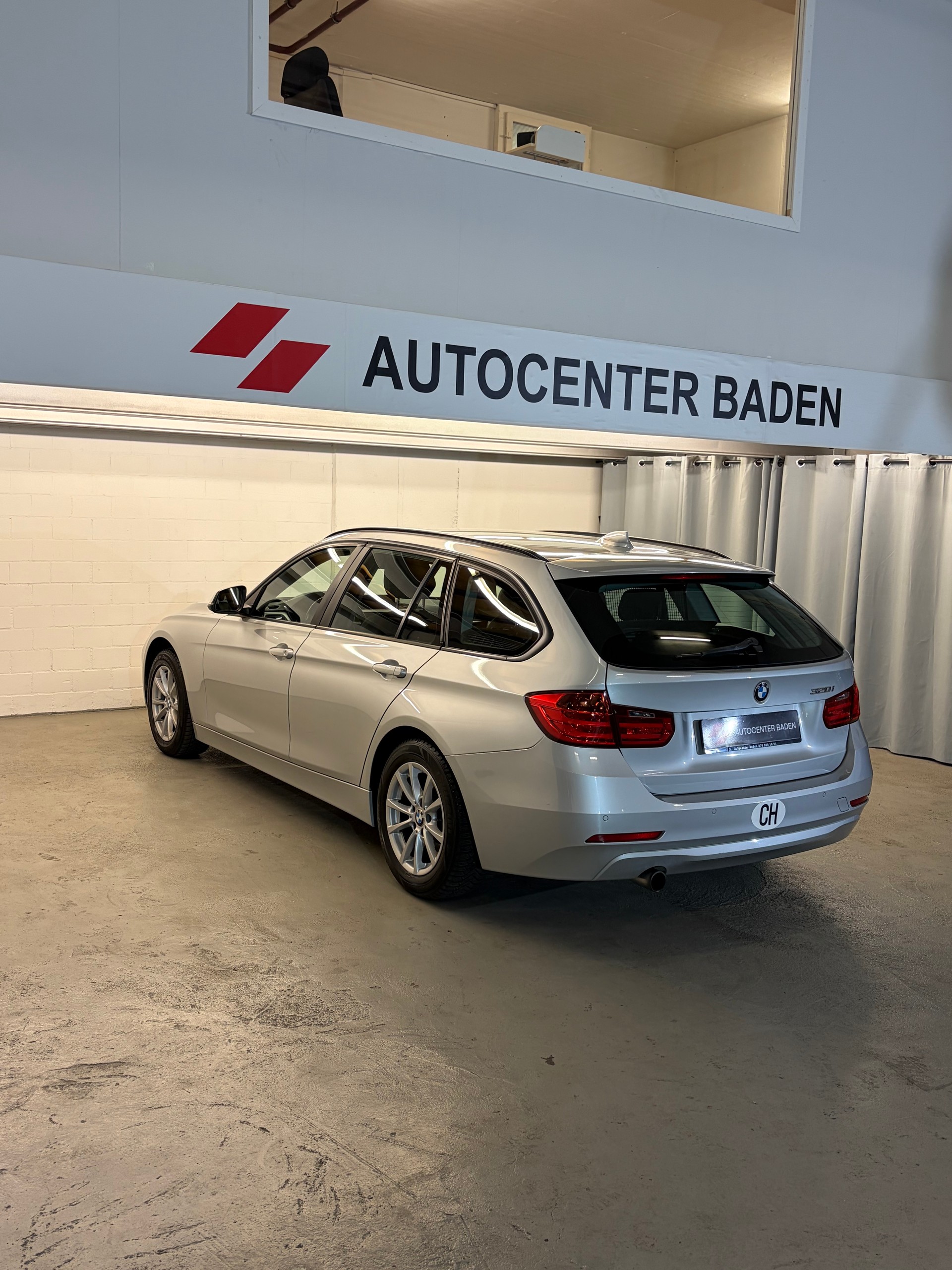 BMW 320i Touring Steptronic-image-5