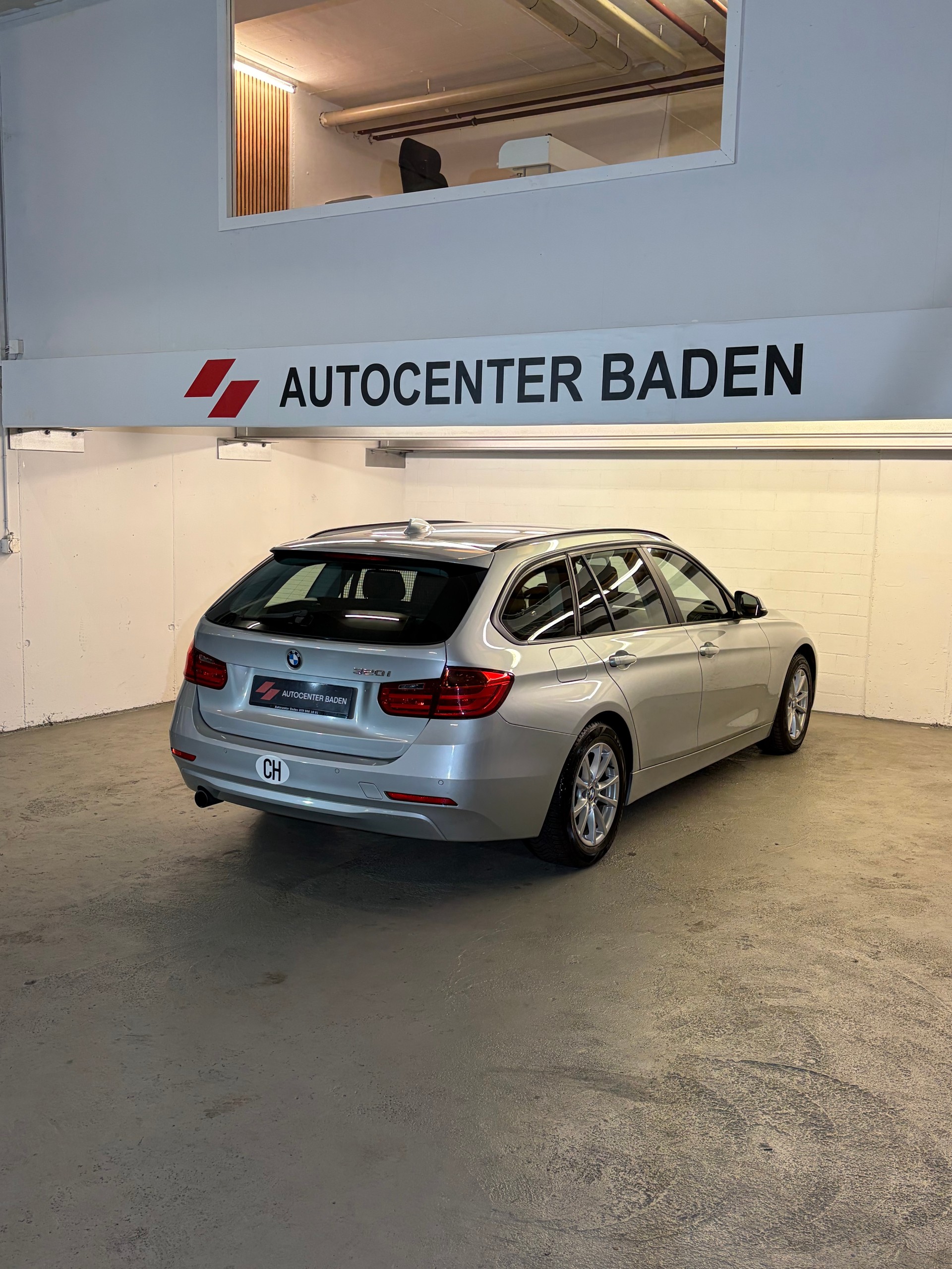 BMW 320i Touring Steptronic-showroom-element-3
