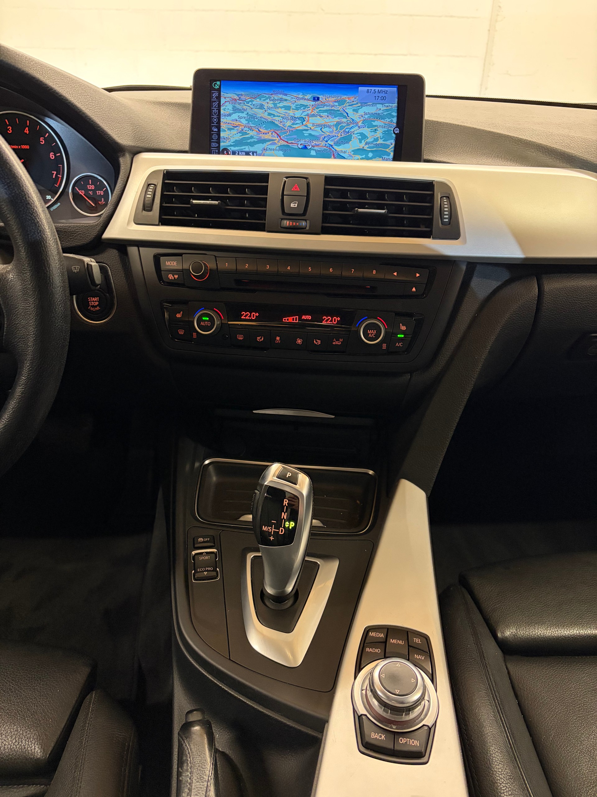 BMW 320i Touring Steptronic-image-10