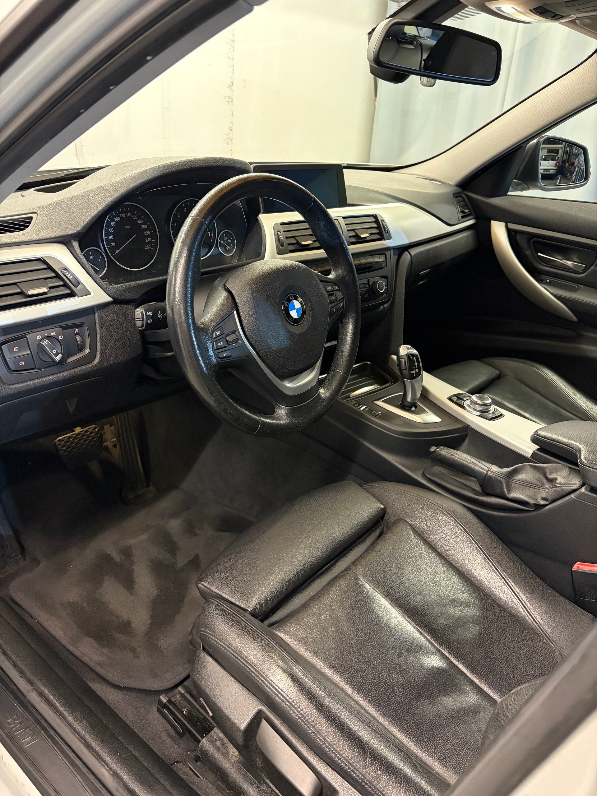 BMW 320i Touring Steptronic-image-6