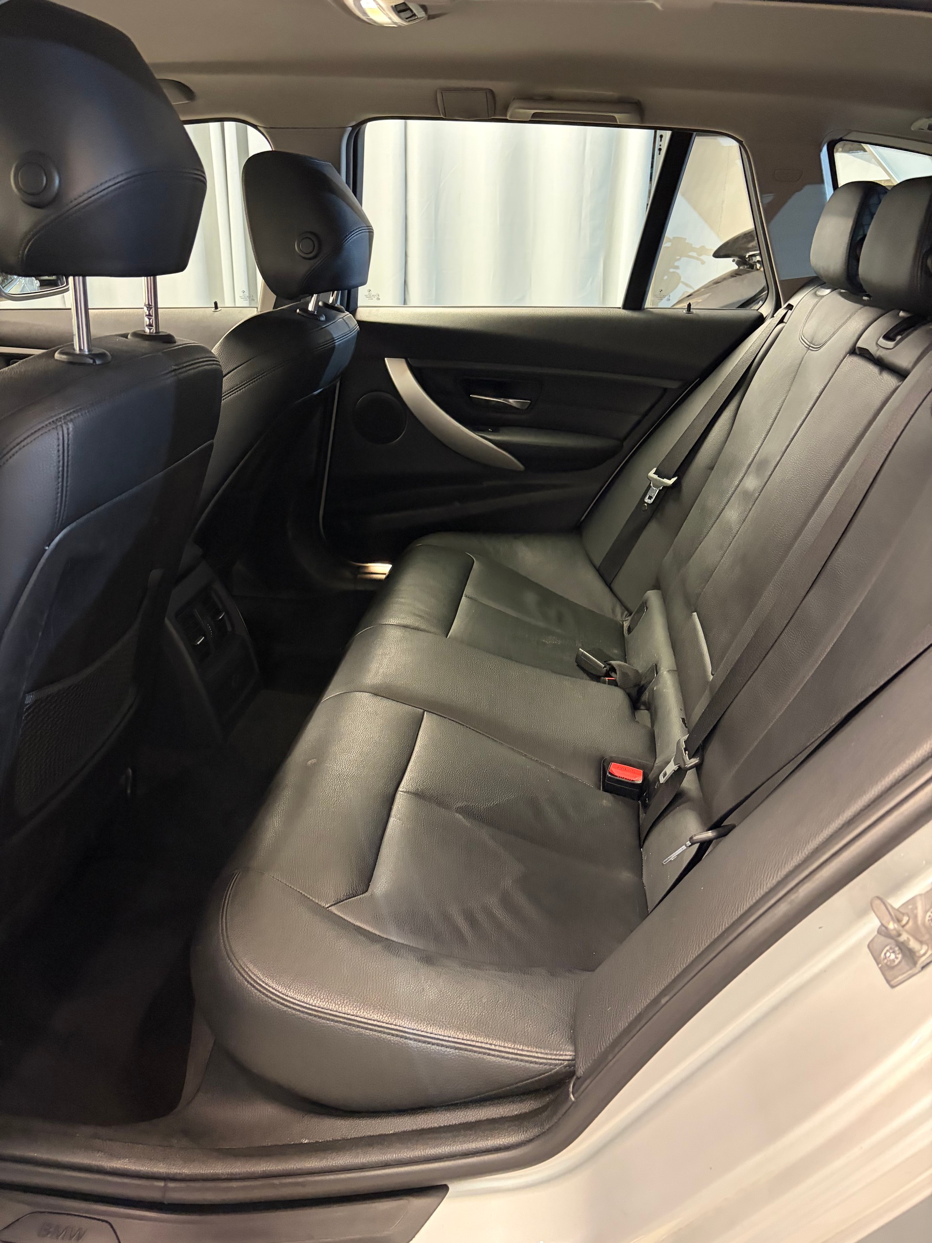 BMW 320i Touring Steptronic-image-9