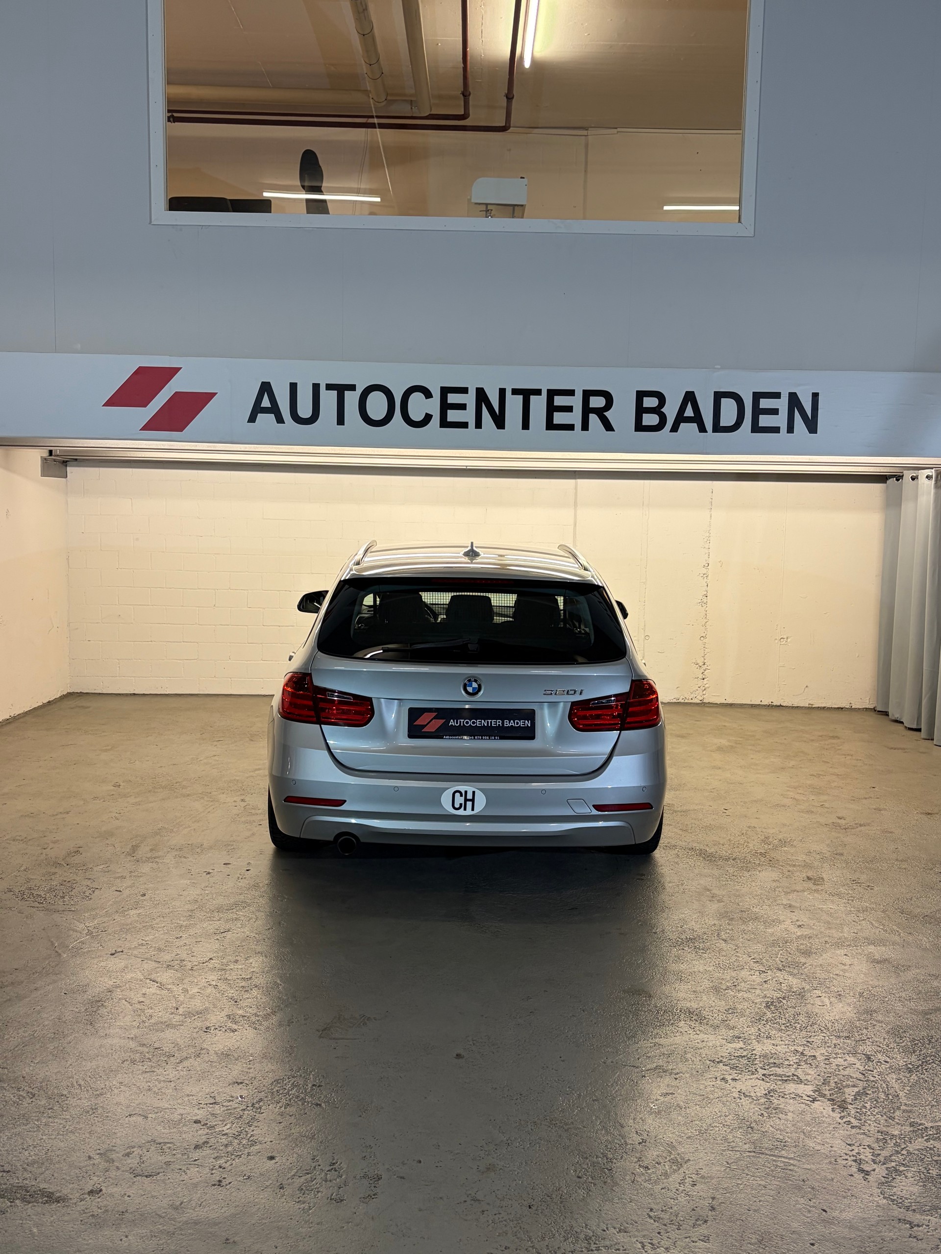 BMW 320i Touring Steptronic-image-4