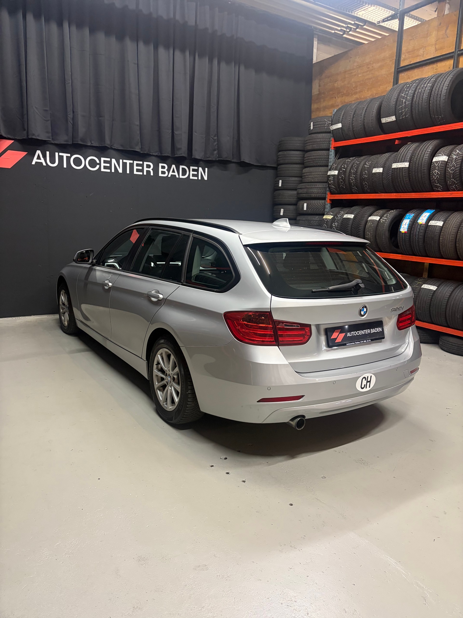 BMW 320i Touring Steptronic-image-4