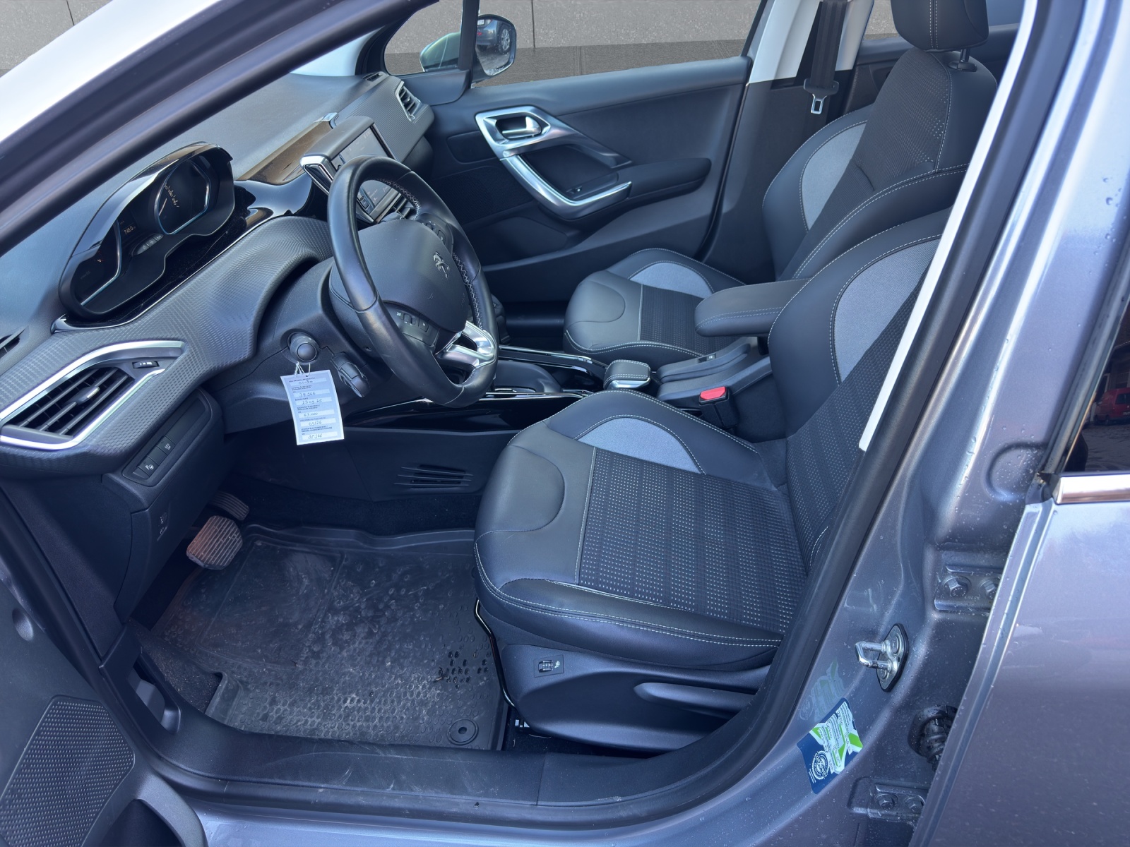 PEUGEOT 2008 1.2 PureTech Active EAT6-image-6