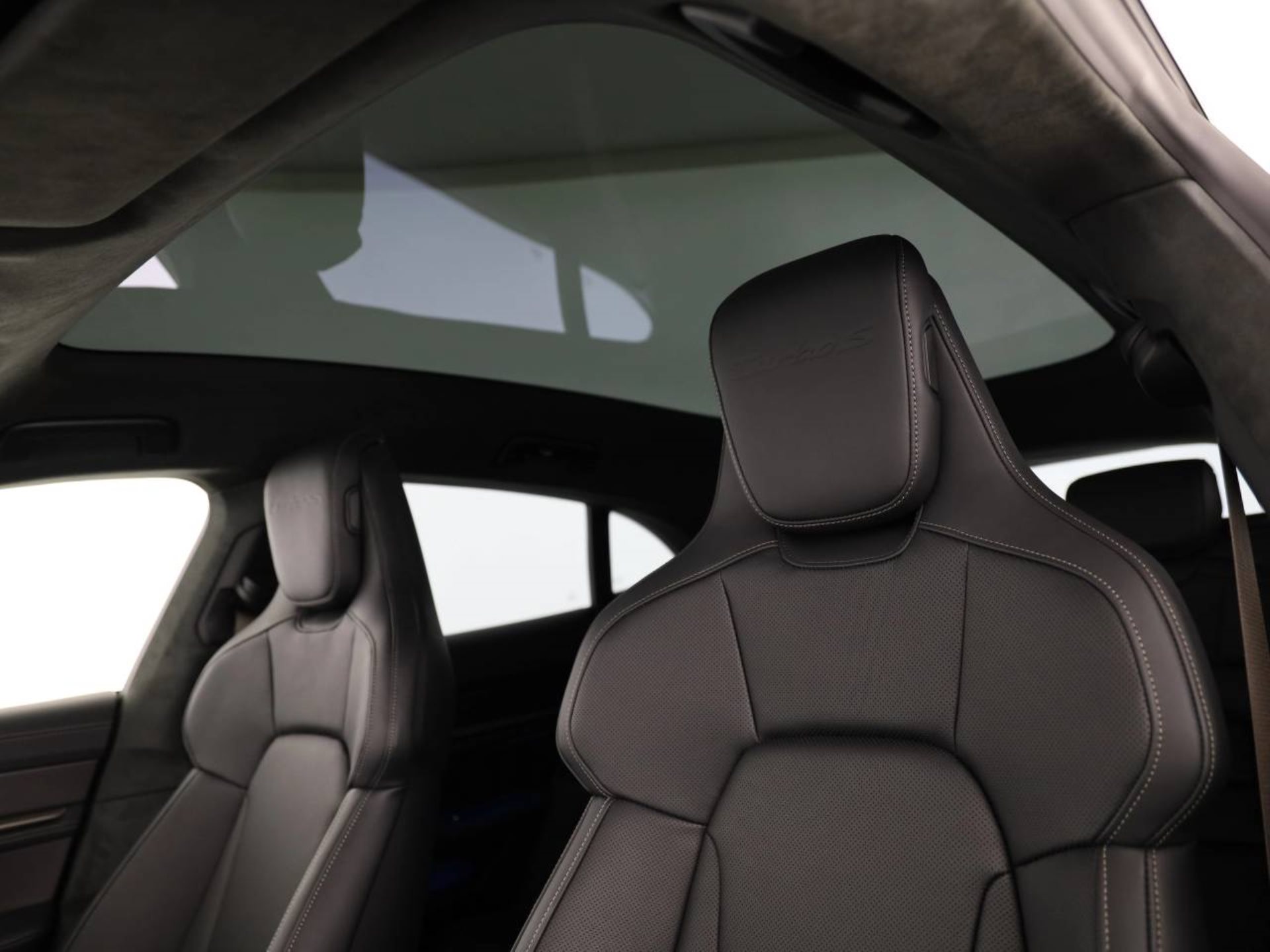 PORSCHE Taycan Turbo S Cross Turismo-image-16
