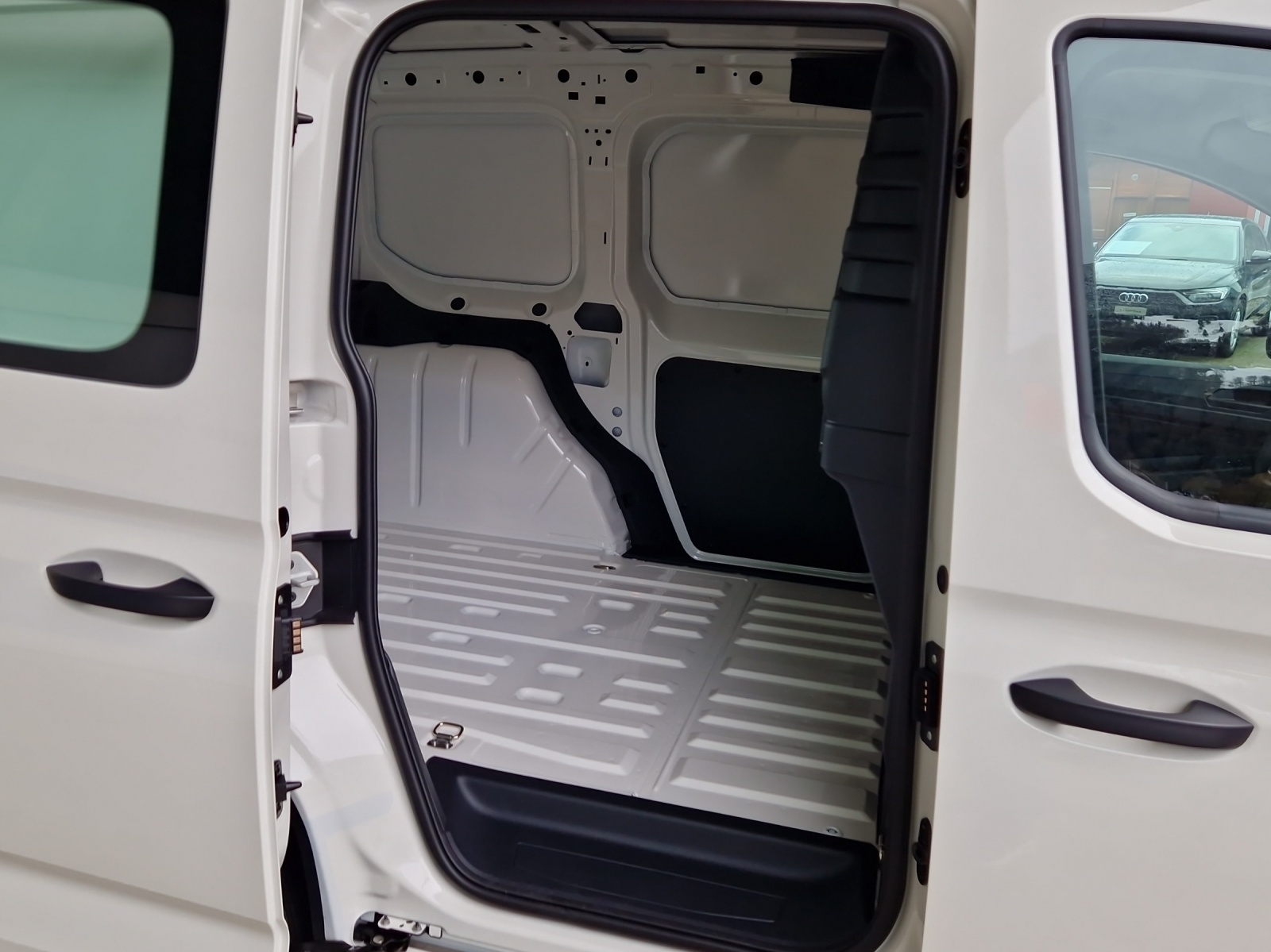 VW Caddy Cargo 2.0TDI 4Motion-image-7