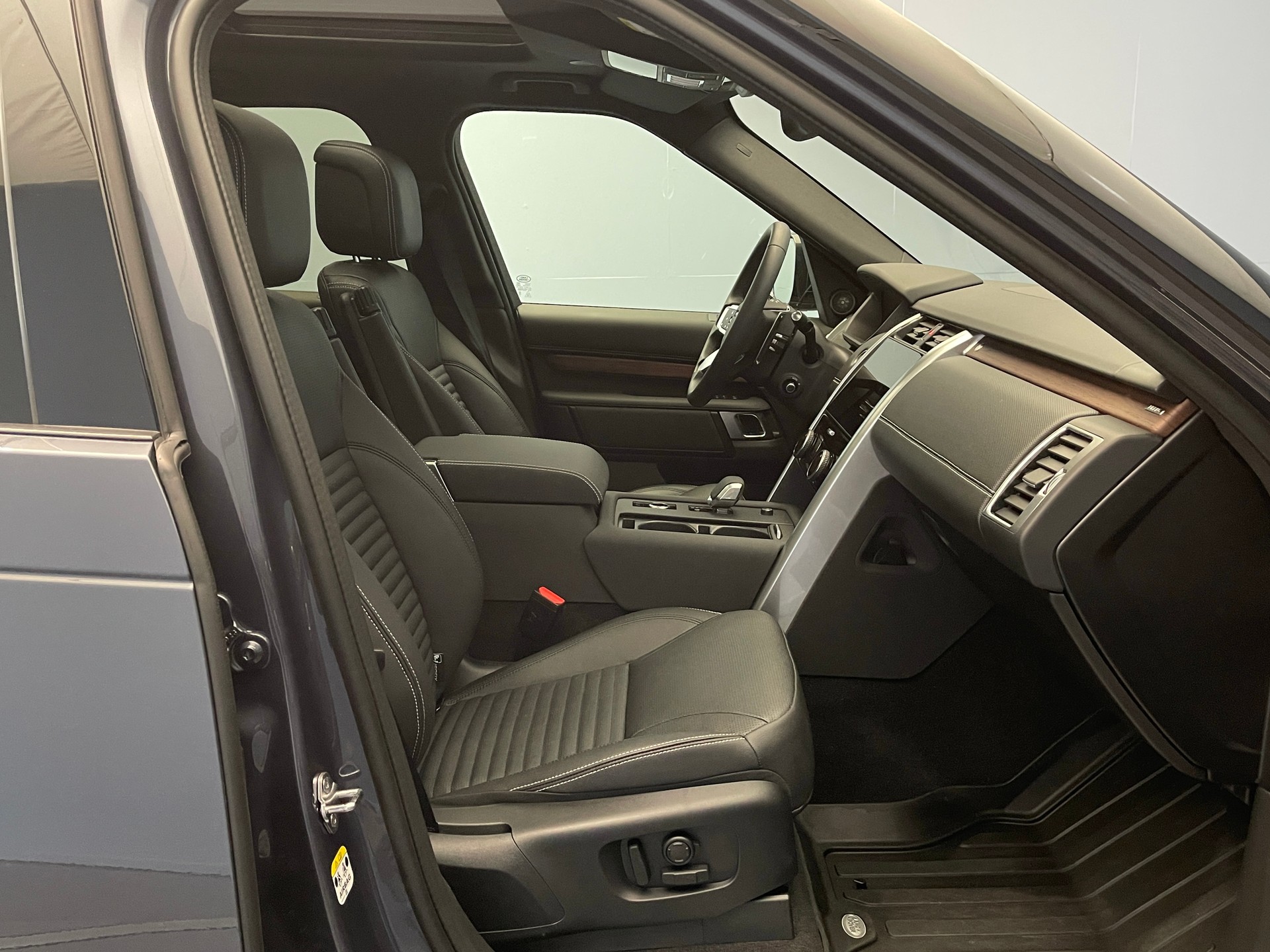 LAND ROVER Discovery 3.0 D I6 250 Dynamic SE-image-8
