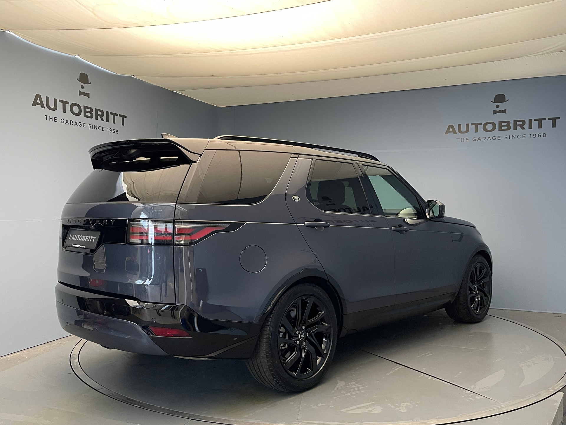 LAND ROVER Discovery 3.0 D I6 250 Dynamic SE-showroom-element-3