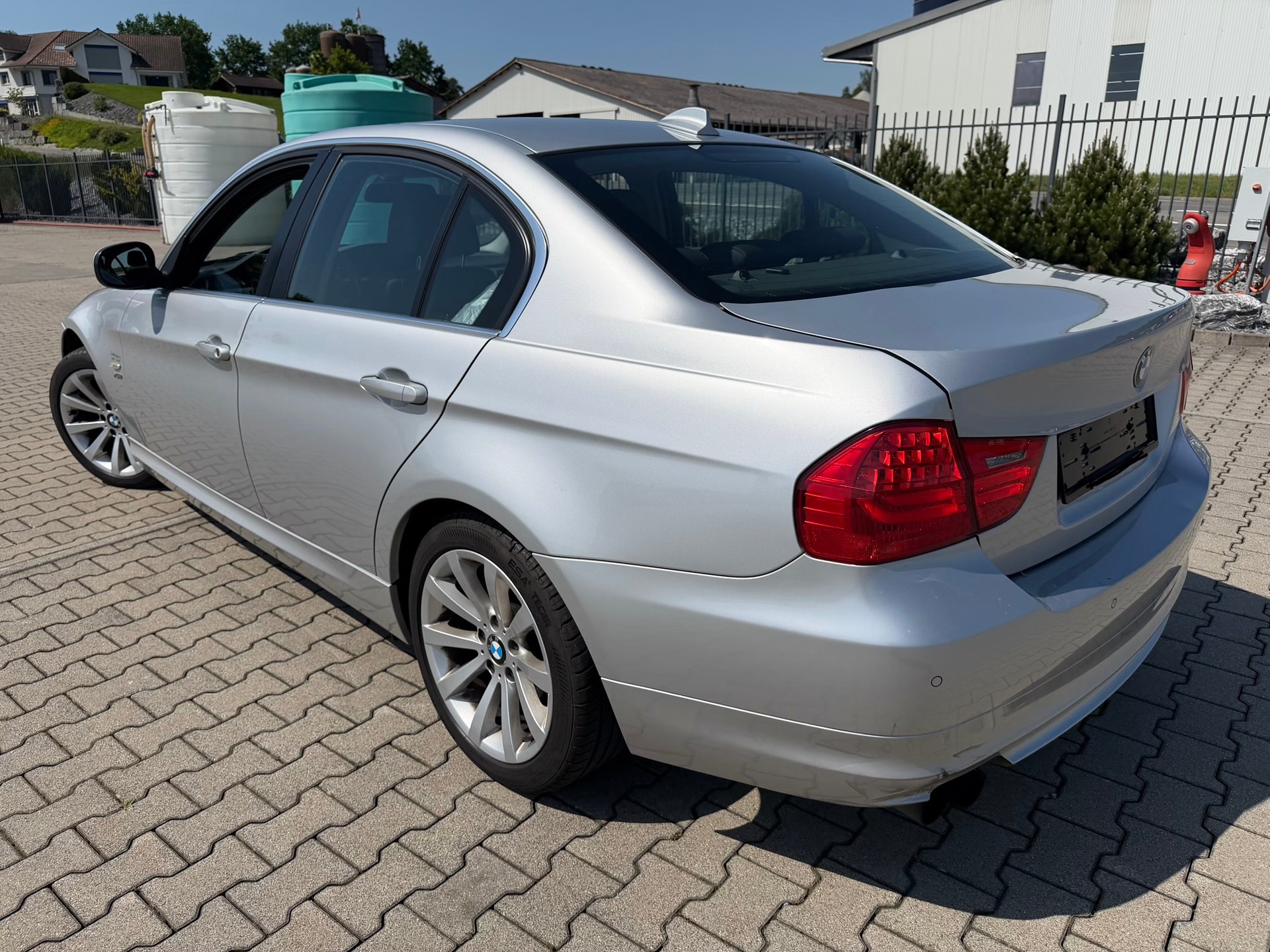 BMW 330i x-Drive Steptronic-image-2