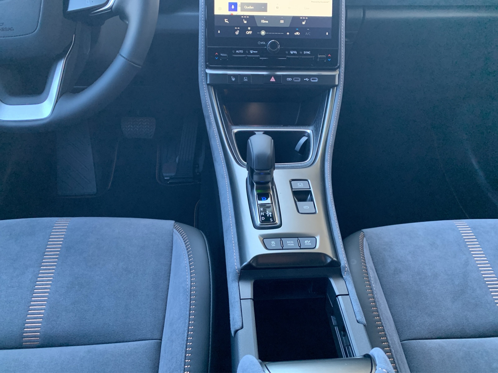 LEXUS LBX 1.5 Hybrid Cool AWD-image-6