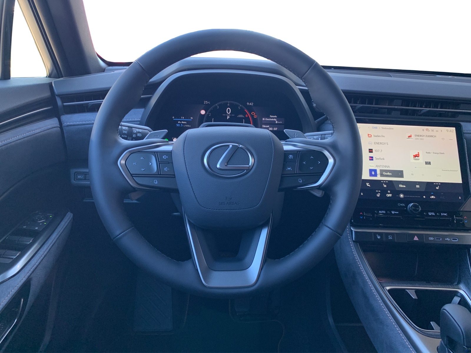 LEXUS LBX 1.5 Hybrid Cool AWD-image-8