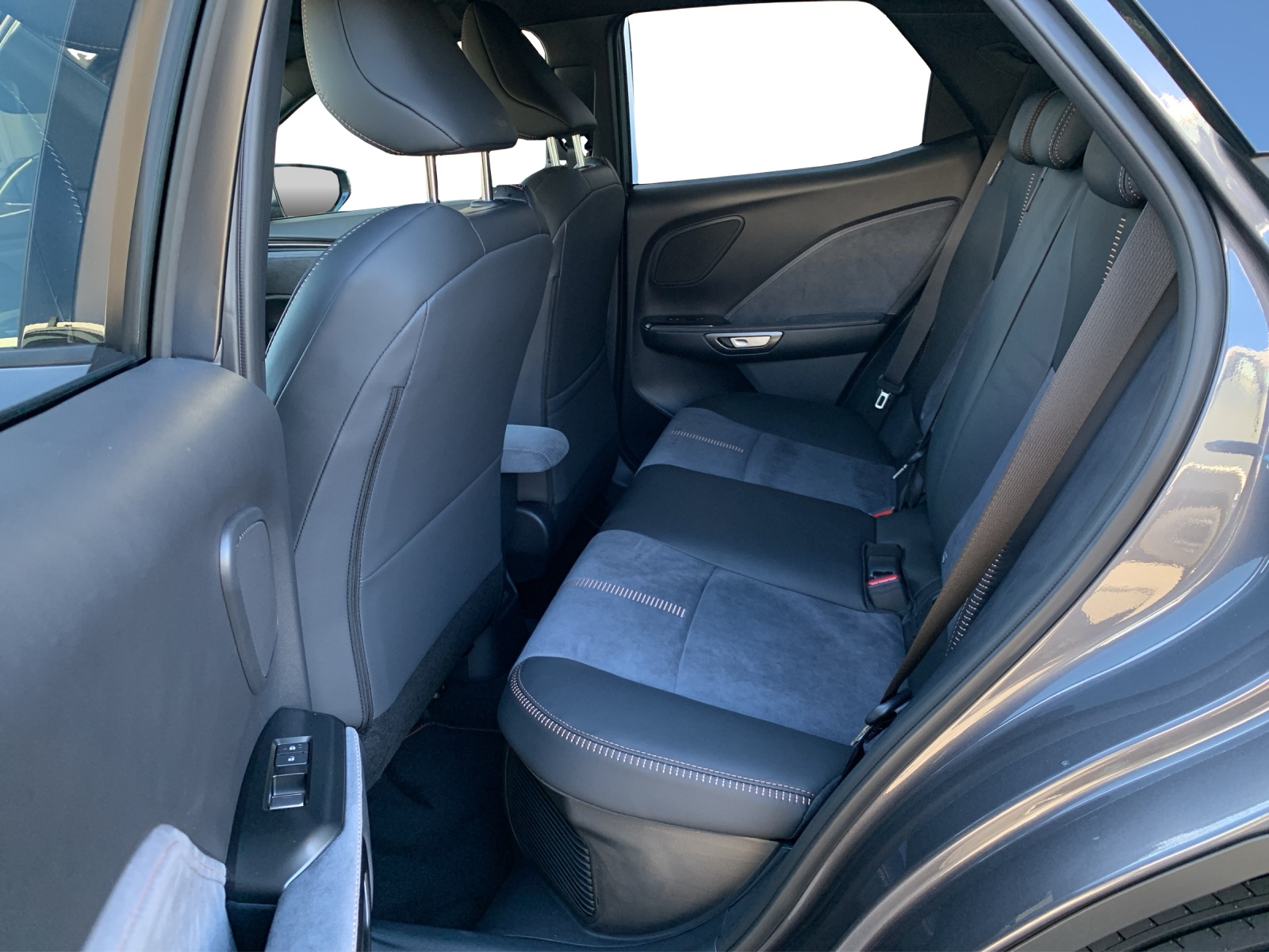 LEXUS LBX 1.5 Hybrid Cool AWD-image-9