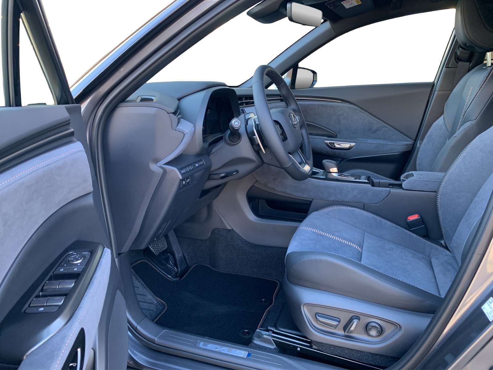 LEXUS LBX 1.5 Hybrid Cool AWD-image-4