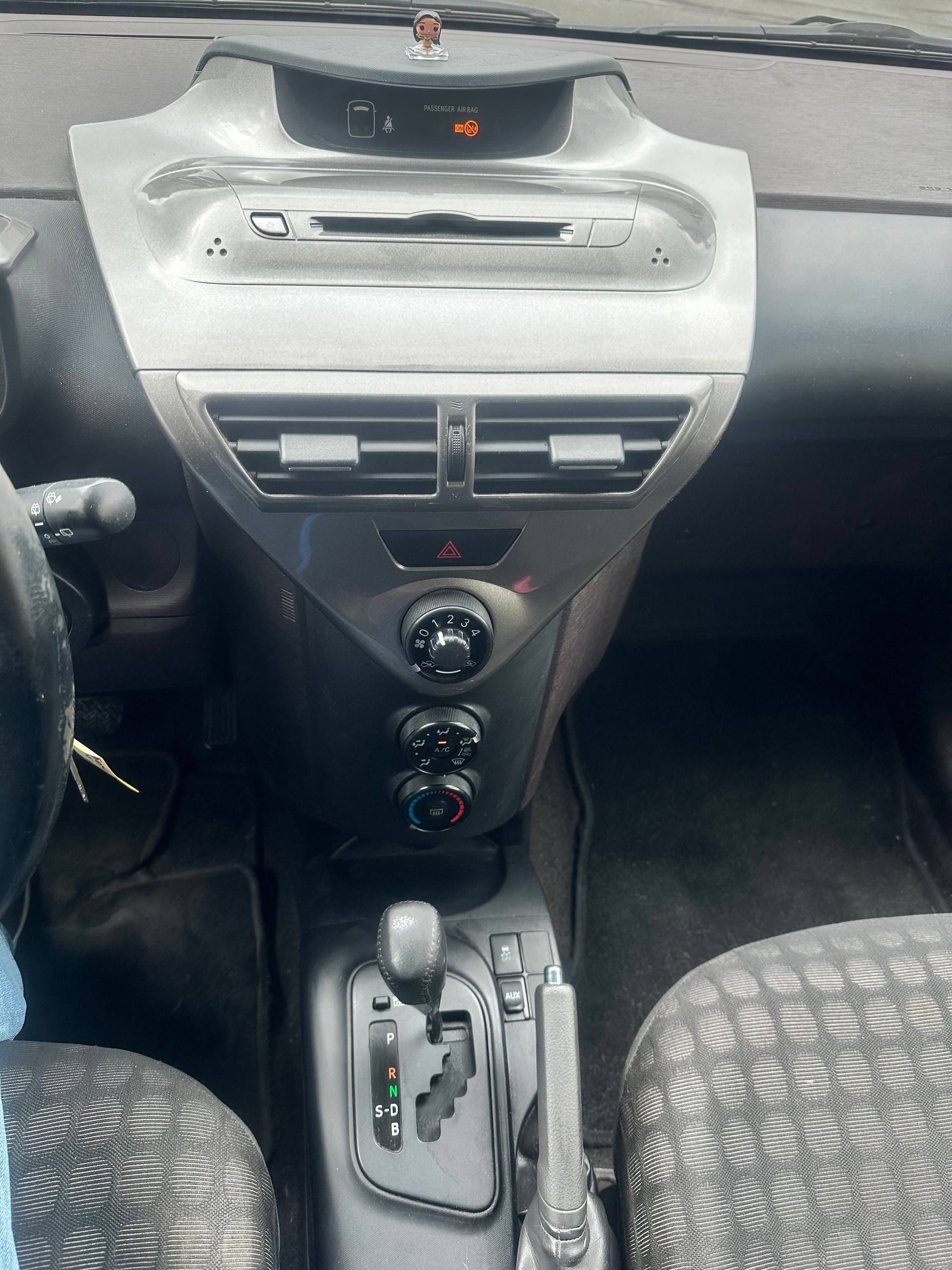 TOYOTA iQ 1.0 VVT-i Multidrive-image-11