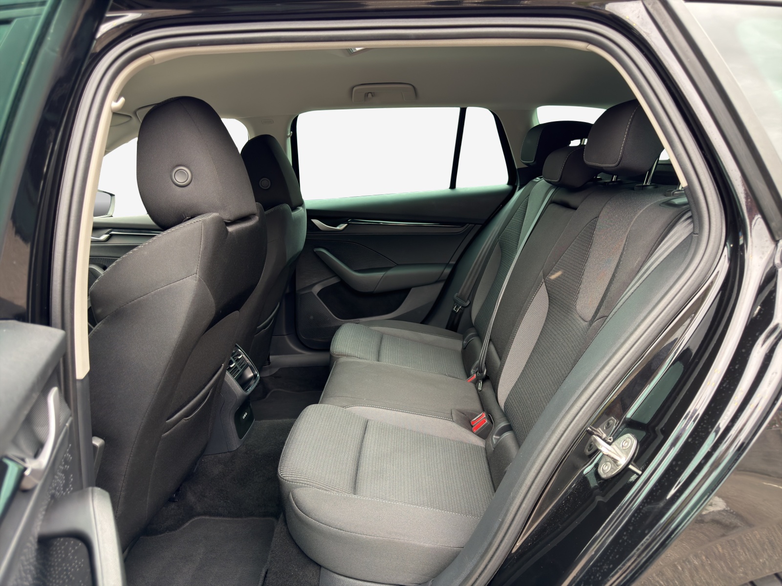 SKODA Octavia Combi 2.0 TDI DSG Selection-image-11