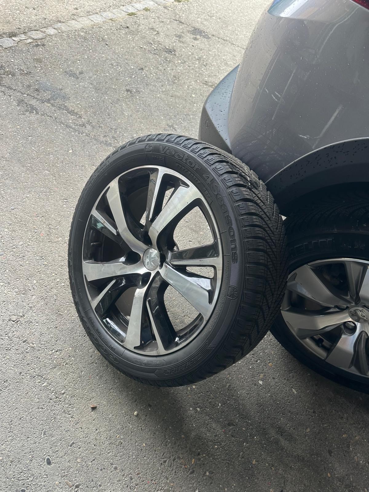 PEUGEOT 2008 1.2 PureTech GT Line EAT6-image-14