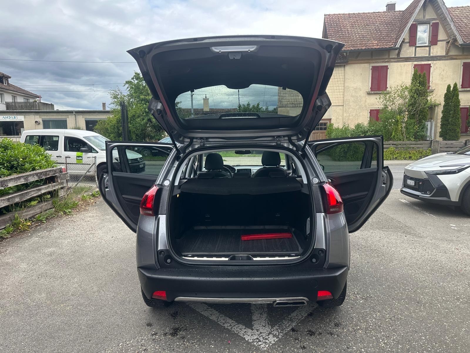 PEUGEOT 2008 1.2 PureTech GT Line EAT6-image-6