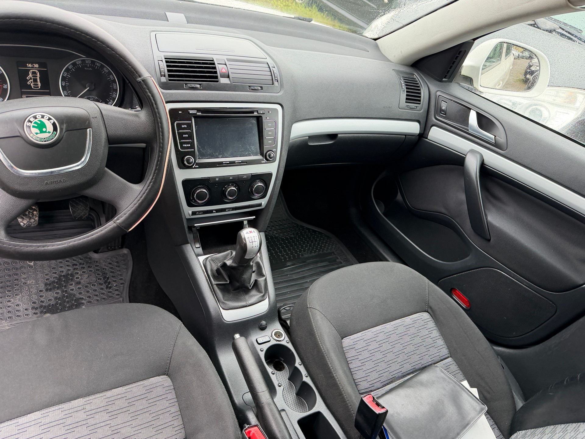 SKODA Octavia Combi 1.8 TSI Swiss Adventure 4x4-image-6