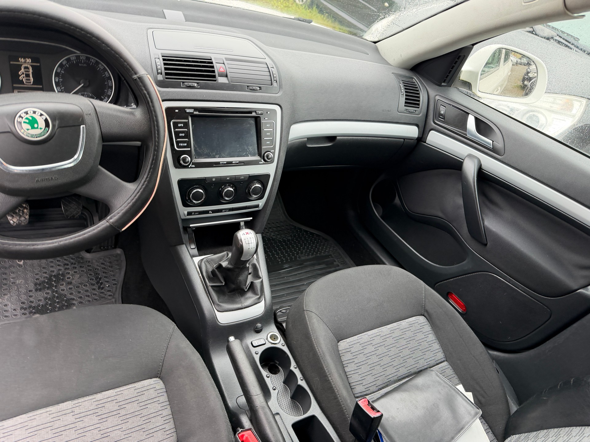 SKODA Octavia Combi 1.8 TSI Swiss Adventure 4x4-image-5