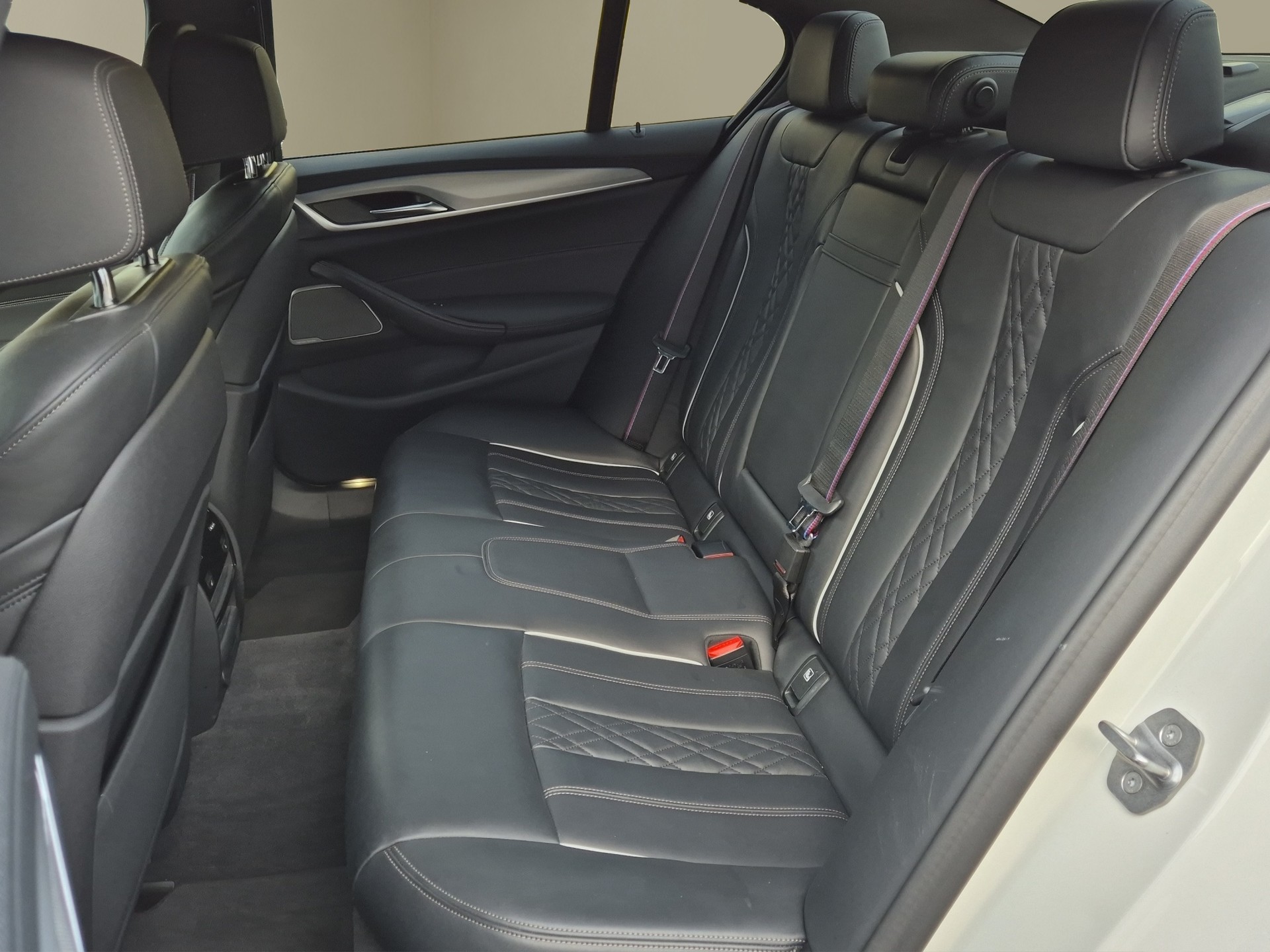 BMW 545e xDrive Pure M Sport Steptronic-image-15