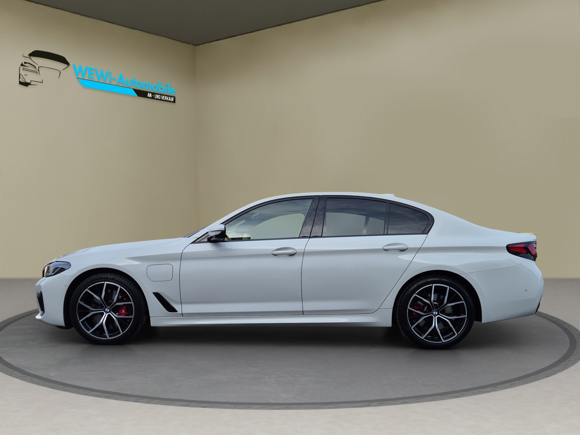 BMW 545e xDrive Pure M Sport Steptronic-image-1