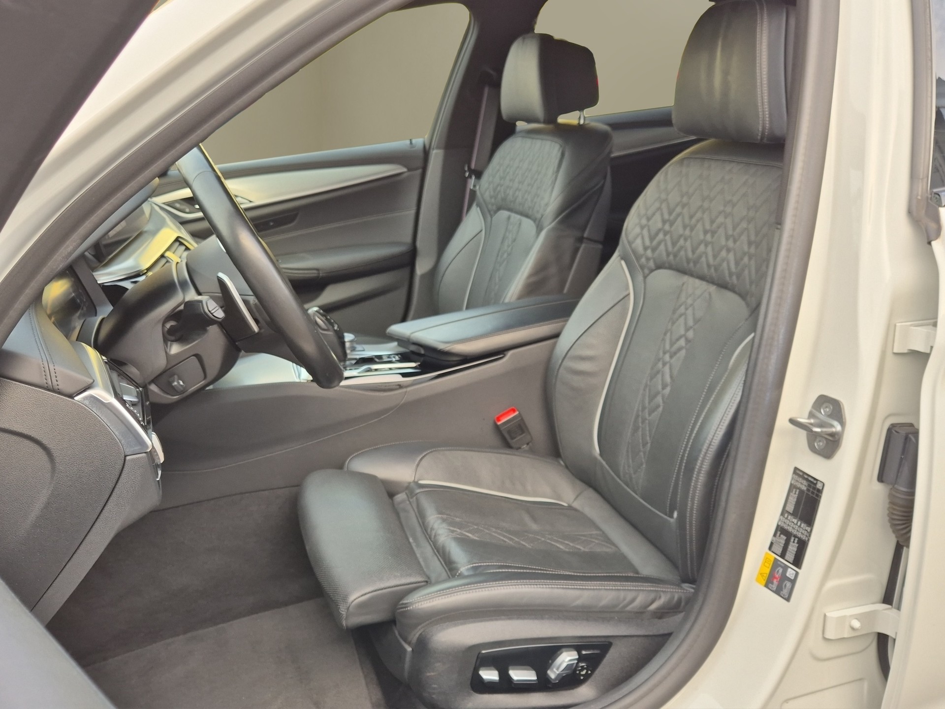 BMW 545e xDrive Pure M Sport Steptronic-image-8