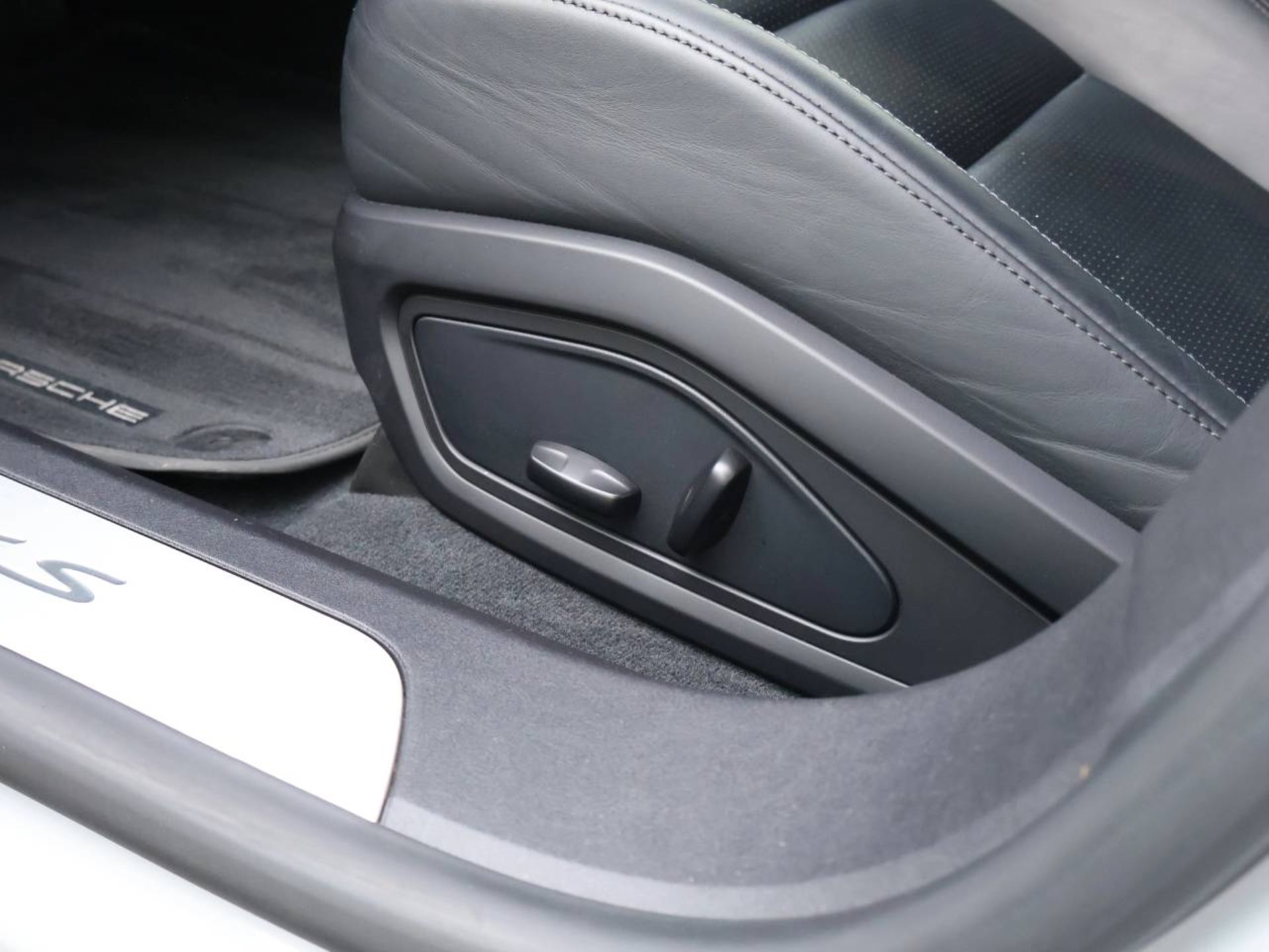 PORSCHE Taycan 4S-image-26