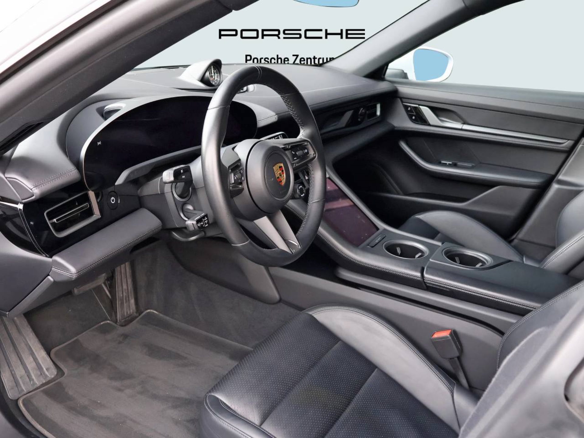 PORSCHE Taycan 4S-showroom-element-3