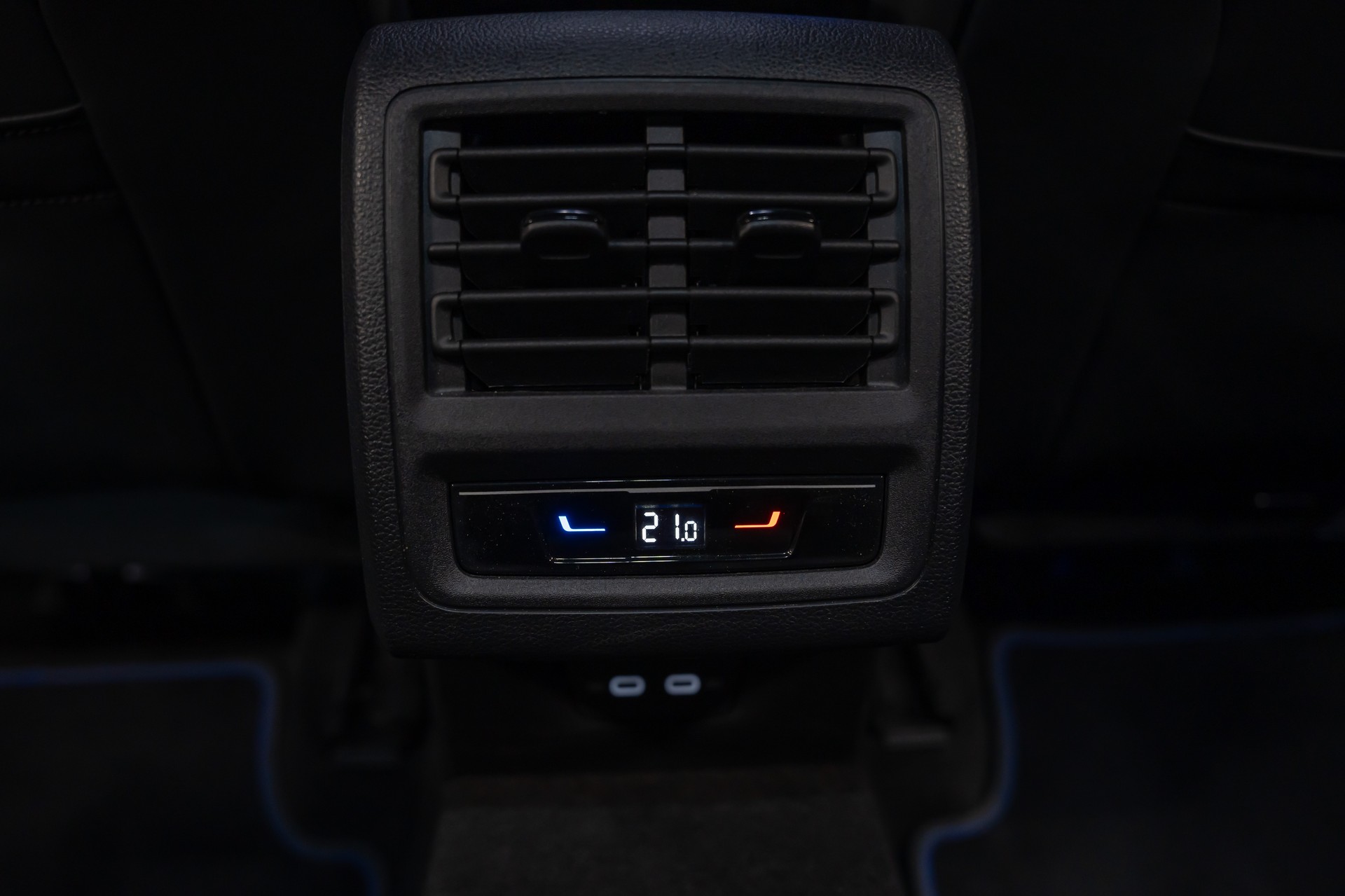 VW Golf 2.0 TSI R DSG 4Motion / Schiebedach / Harman Kardon / Akrapovic-image-12