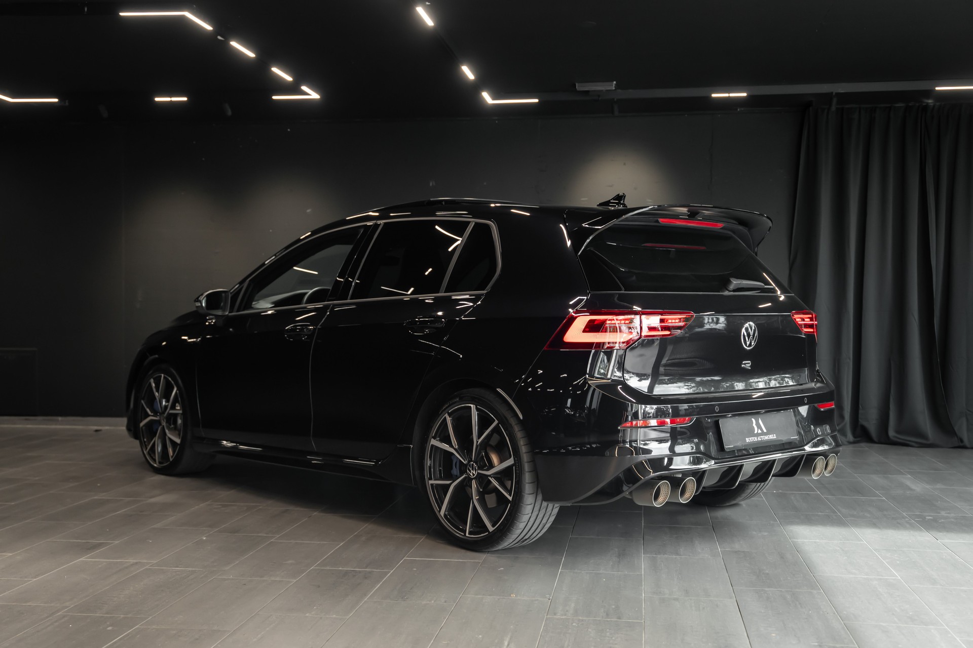 VW Golf 2.0 TSI R DSG 4Motion / Schiebedach / Harman Kardon / Akrapovic-image-3