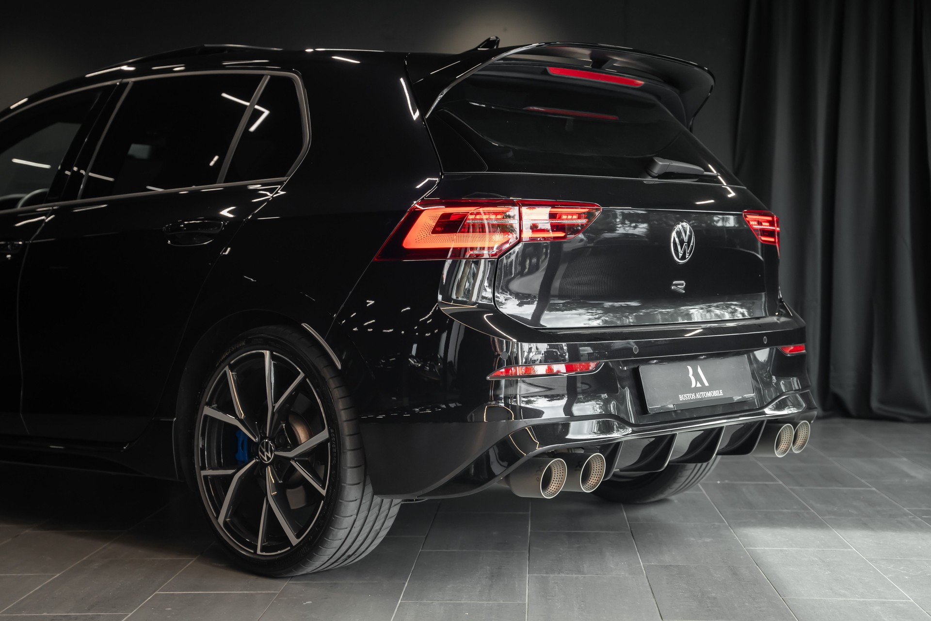 VW Golf 2.0 TSI R DSG 4Motion / Schiebedach / Harman Kardon / Akrapovic-image-4