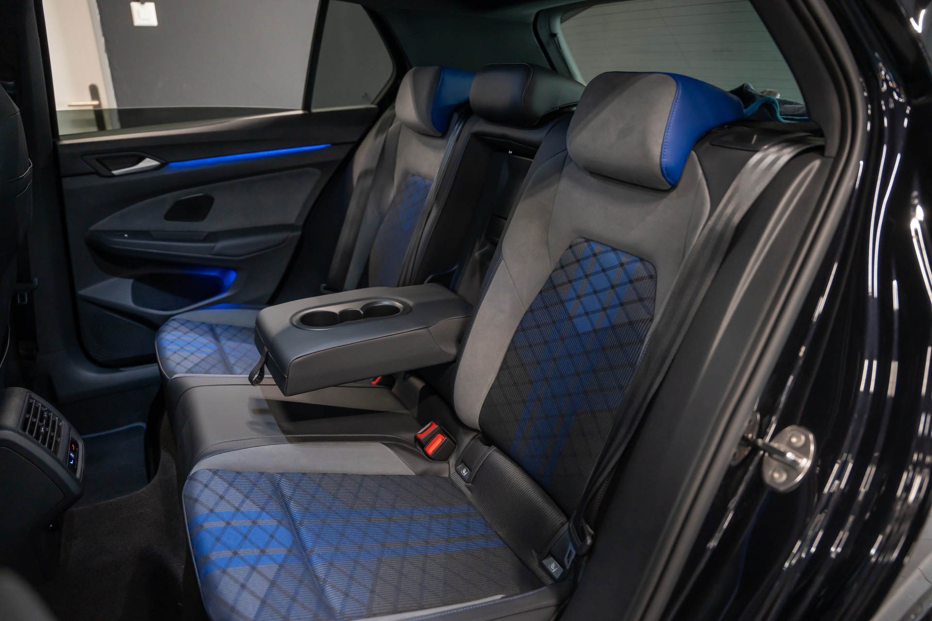 VW Golf 2.0 TSI R DSG 4Motion / Schiebedach / Harman Kardon / Akrapovic-image-10