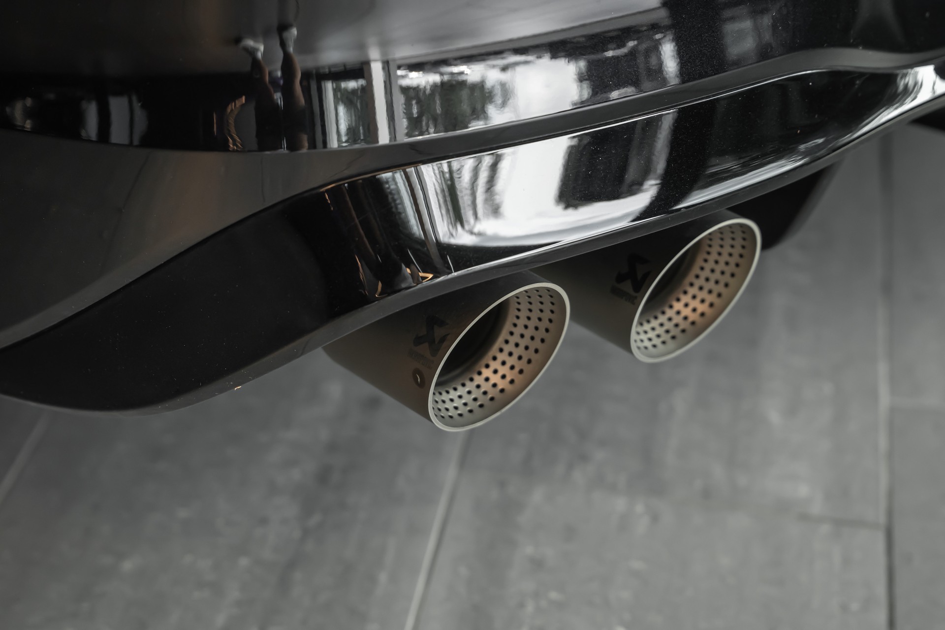 VW Golf 2.0 TSI R DSG 4Motion / Schiebedach / Harman Kardon / Akrapovic-image-5