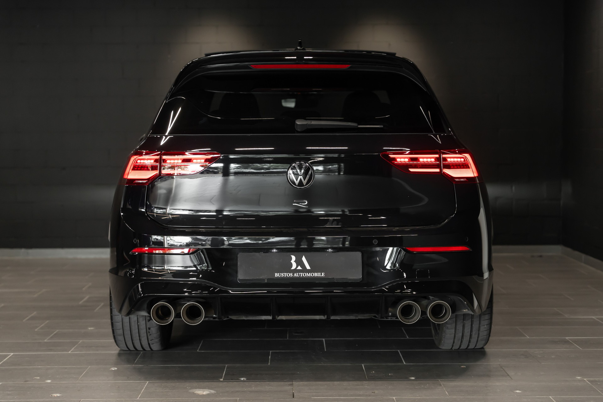 VW Golf 2.0 TSI R DSG 4Motion / Schiebedach / Harman Kardon / Akrapovic-image-6