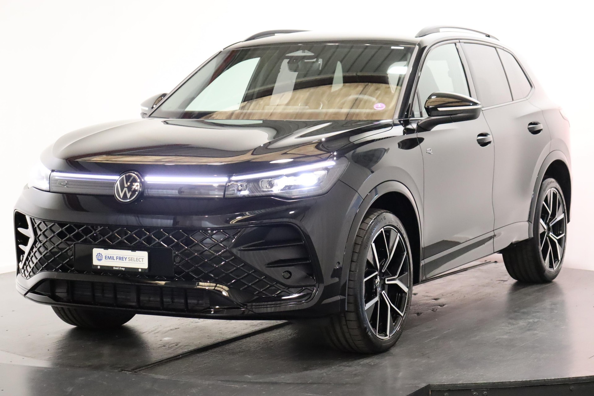 VW Tiguan 2.0 TSI R-Line DSG 4motion-image-0