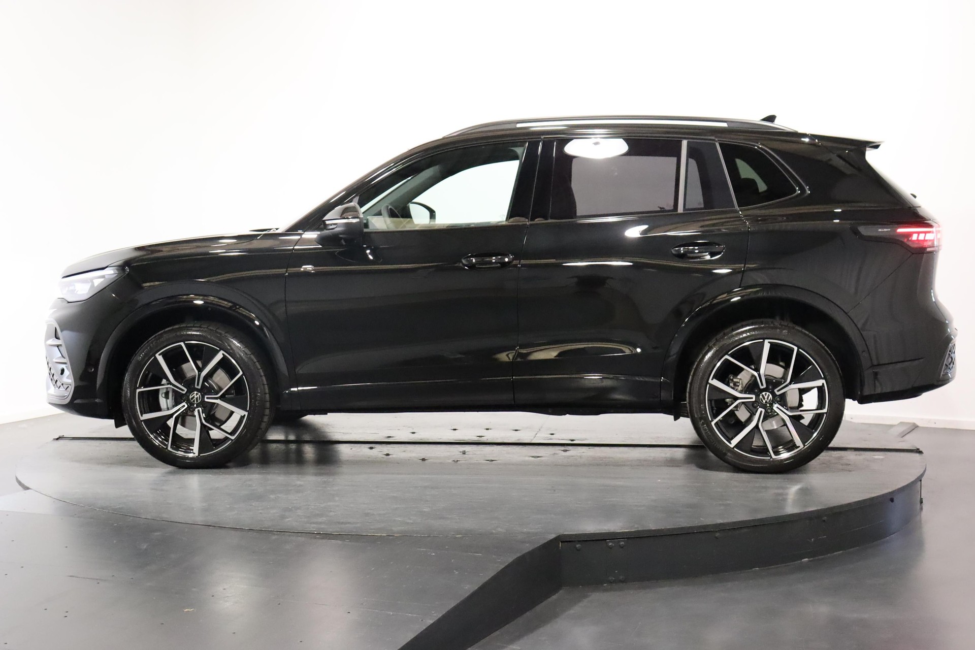 VW Tiguan 2.0 TSI R-Line DSG 4motion-showroom-element-3