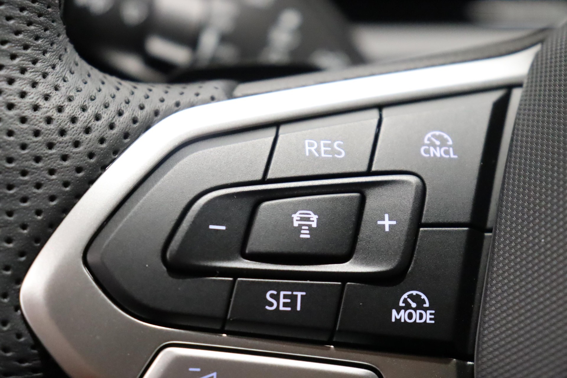 VW Tiguan 2.0 TSI R-Line DSG 4motion-image-16